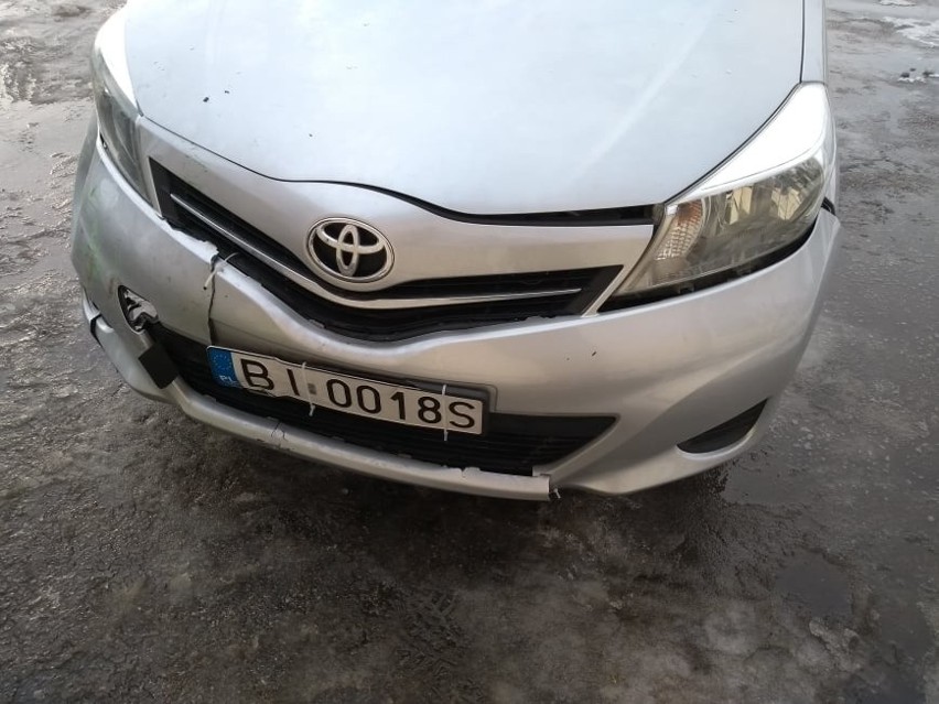 Zniszczona toyota yaris z WORD-u Białystok, którą w bramę...