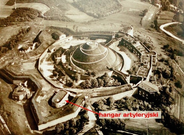 Zdjęcie lotnicze z 1935 roku z dobrze widocznymi bastionami i kaponierami po zachodniej stronie fortu. Zaznaczono położenie hangaru artyleryjskiego, którego pozostałości teraz zostały uczytelnione.