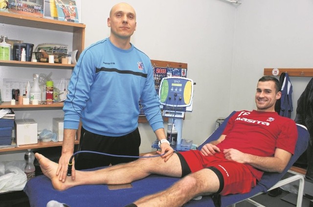 Tomasz Stasiak przy pomocy specjalistycznego sprzętu postawił na nogi Andrew Johnna Nally'ego w ciągu dwóch tygodni.