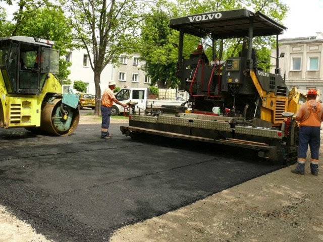 Układanie asfaltowego dywanika.