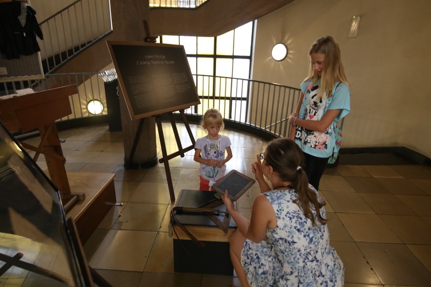 Muzeum Górnośląskie w Bytomiu zakupiło zabytkową ławeczkę...