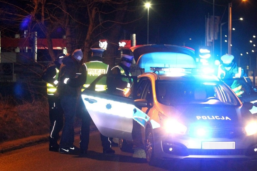 Kierowca potrącił policjantkę! Policjanci oddali strzały!...