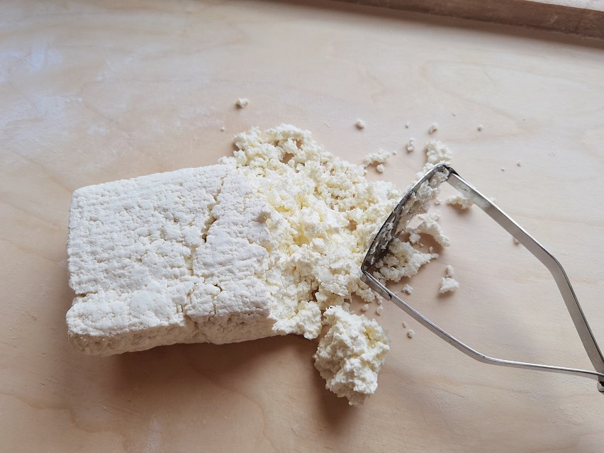 Do klusek leniwych polecam użyć dobrej jakości białego sera....