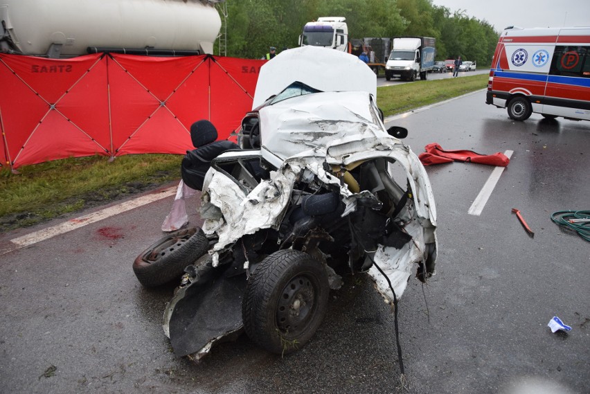 Tarnobrzeg. Tragedia na Wisłostradzie, zginęło około roczne dziecko, kobieta ciężko ranna. Droga zatarasowana (ZDJĘCIA)