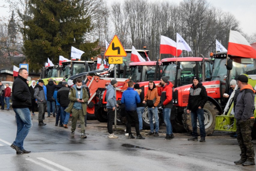 Strajk AgroUnii w powiecie kazimierskim. Rolnicy jechali traktorami pod hasłem "Nie będziemy umierać w ciszy". Raport, zdjęcia, transmisje