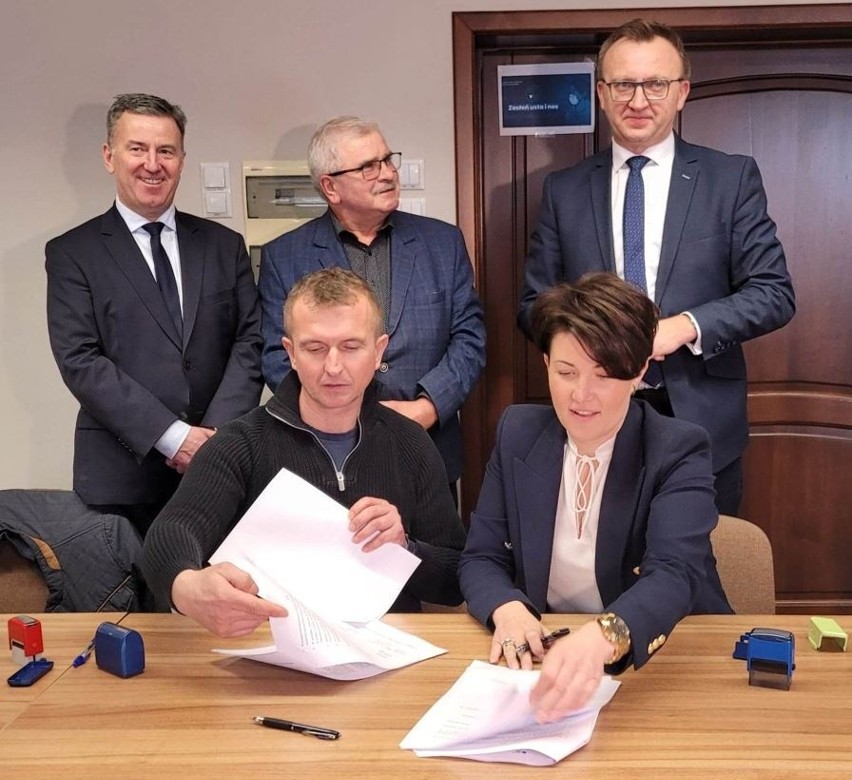 Umowę podpisali Krzysztof Dychała – Firma Usługowo-Handlowa...