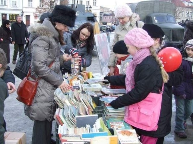 Podczas tegorocznego finału WOŚP na rynku w Chełmnie bibliotekarki sprzedawały książki, aby zasilić konto Orkiestry