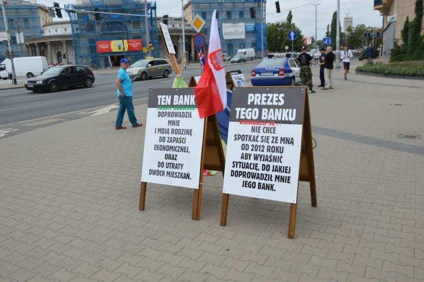 Protest przed bankiem. Bankowcy: boimy się o swoje bezpieczeństwo