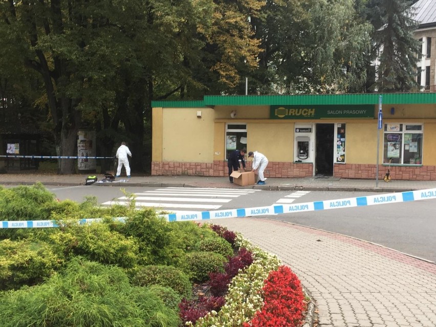 W nocy wysadzono bankomat w Iwoniczu-Zdroju. Częściowo zniszczony został również sklep. Zobacz zdjęcia