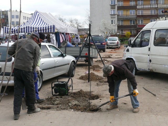 Budowa ogrodzenia na dzikim targowisku wywołała we wtorek kolejną awanturę handlarzy przy ulicy Nowogrodzkiej.