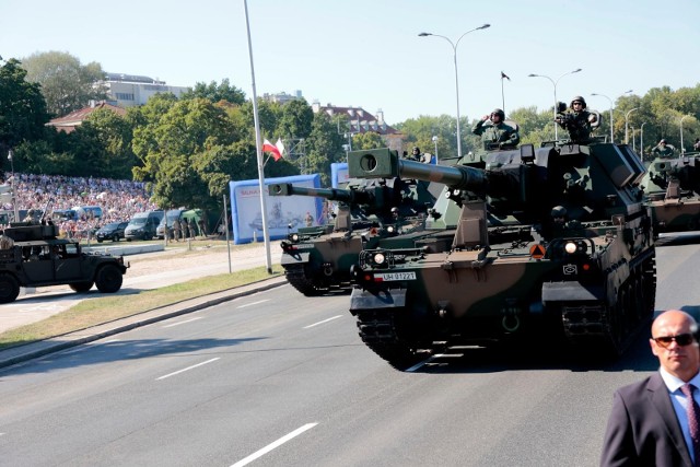 Polskie wojsko wzbogaca się w nowoczesny sprzęt, także polskiej produkcji - armatohaubice KRAB (na zdjęciu) to broń o światowym poziomie
