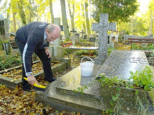 Jerzy Konwicki pomnik rodziców czyścił wczoraj m.in. gąbką zanurzaną w wodzie z proszkiem. 