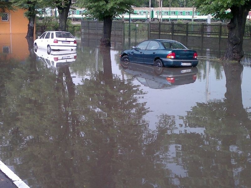 Kierowcy pozostawili swoje auta. Poziom wody sięgał...