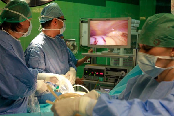 Niepowtarzalną okazję obserwowania precyzyjnej pracy chirurgów mieli dziennikarz i fotoreporter Nowin.