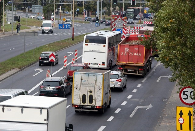 Podczas I etapu prac przewiduje się wyłączenie z ruchu całej szerokości pasa zewnętrznego na odcinku od skrzyżowania z ul. Gryfińską do ul. Leszczynowej i zawężenie wewnętrznego pasa ruchu do m.in. 3 m. Czytaj więcej: Duże utrudnienia na Prawobrzeżu. Remont ul. Hangarowej