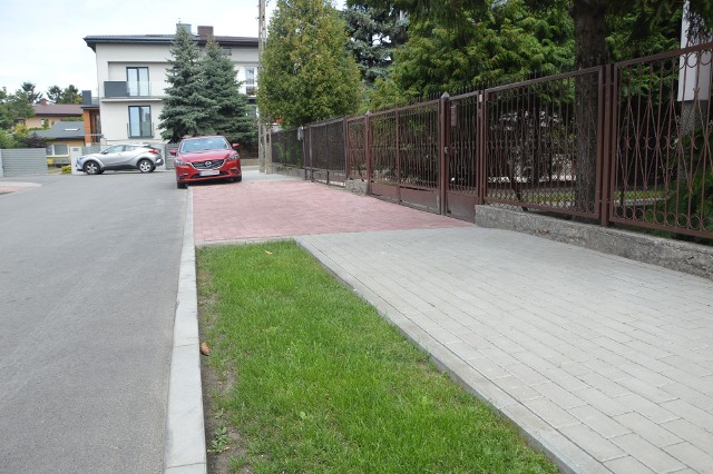 Mieszkańcy ul. Słowackiego proszą ratusz o likwidację rabatek, bo nie mają gdzie parkować aut