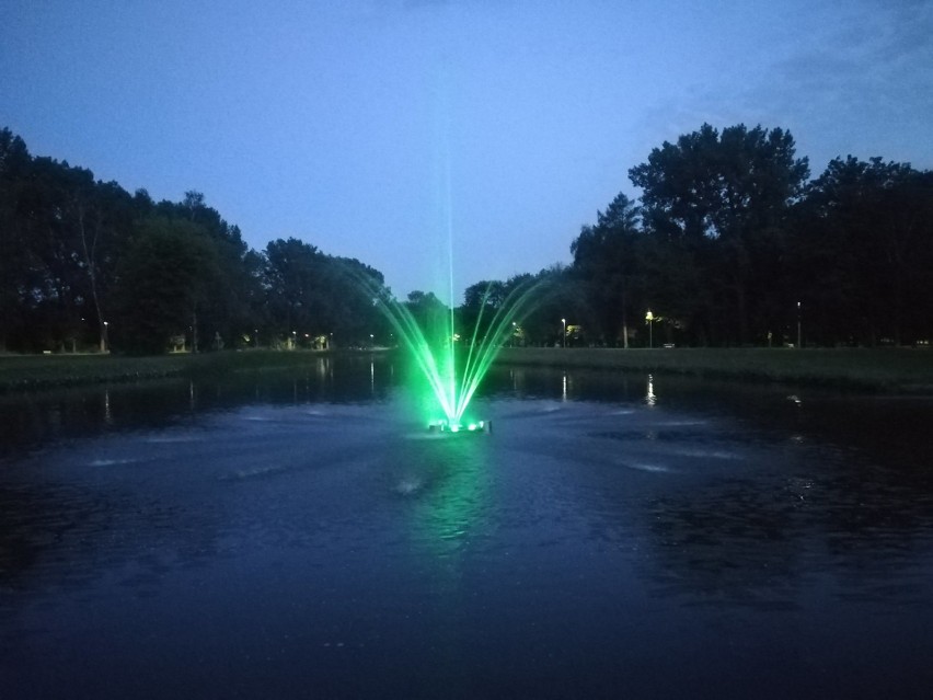 W Parku Grabek pojawiła się podświetlana fontanna, a we...
