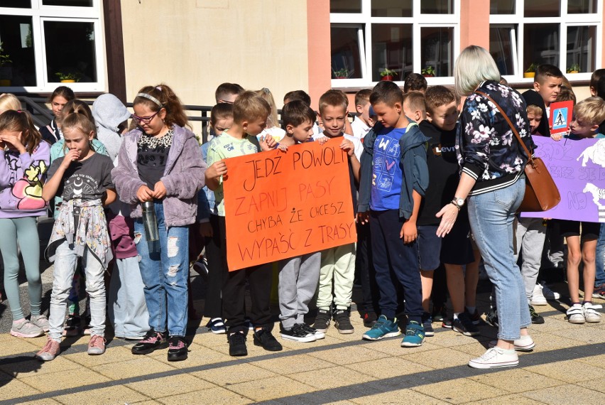 Uczniowie Szkoły Podstawowej nr 5 w Ostrołęce manifestowali 20.09.2023 na ulicy. Apelowali o bezpieczne poruszanie się po drogach