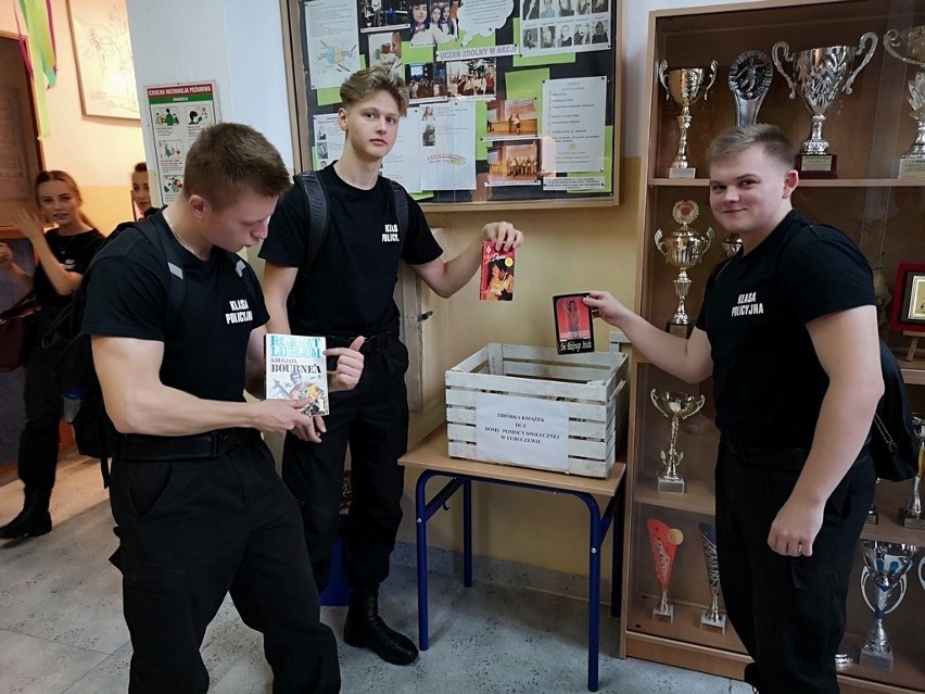Uczniowie zbierają książki dla DPS w Lubuczewie (zdjęcia)