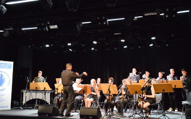 Koncert rozpoczął się występem Big-Bandu opolskiej szkoły muzycznej.