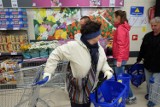 Lidl wreszcie wprowadził małe koszyki na zakupy. Są na kółkach i mają wysuwaną rączkę