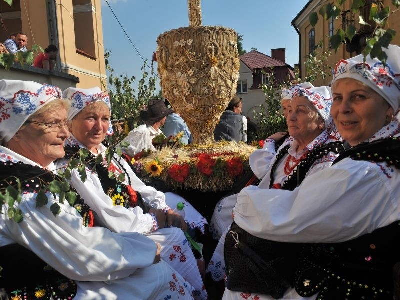 Po mszy św. barwny korowód na czele z orkiestrą dętą,...