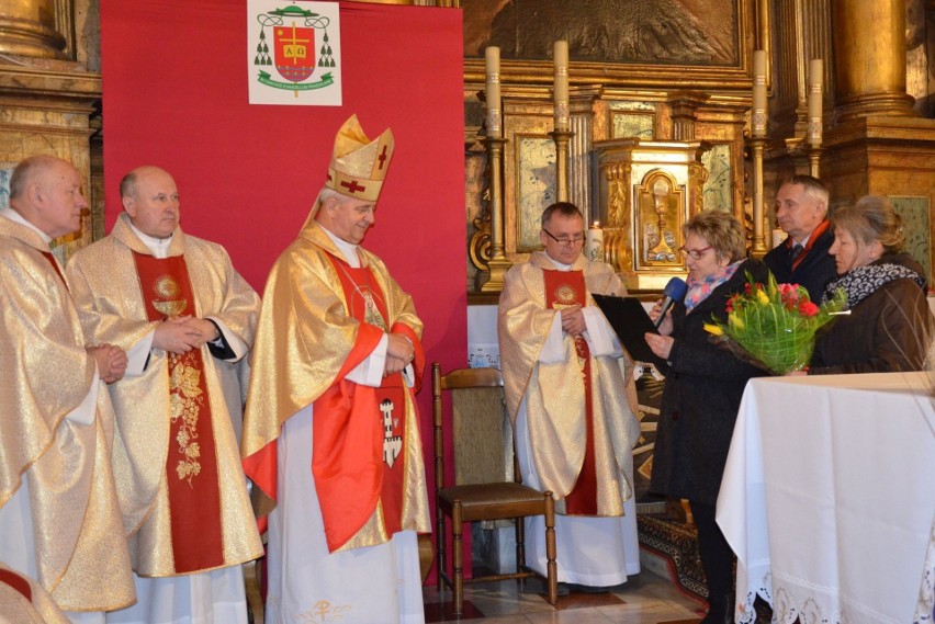 Czuwanie ze świętą. Biskup kielecki Jan Piotrowski w Nowym Korczynie [ZDJĘCIA]