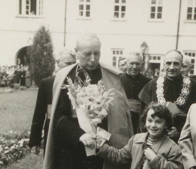 Kardynał Stefan Wyszyński na dziedzińcu KUL