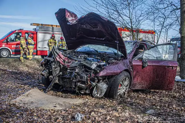 Do wypadku doszło w czwartek, 10 lutego po godzinie 12 na trasie DK36. Na odcinku Krotoszyn - Ostrów Wielkopolski 23-letni kierowca samochodu osobowego z niewyjaśnionych przyczyn wypadł z drogi i dachował. Przejdź do kolejnego zdjęcia --->