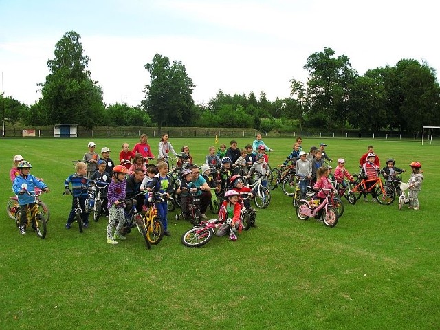 Zawody rowerowe dla dzieci na żnińskim stadionie.
