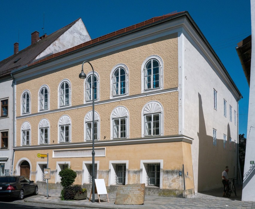 Dom, w którym urodził się Adolf Hitler w austriackim Braunau...