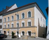 Braunau am Inn: Dom, w którym urodził się Adolf Hitler. Rząd Austrii musi zapłacić Gerlinde Pommer za nieruchomość 1,5 mln euro