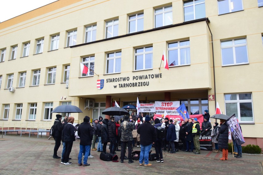 Pikietowali w Tarnobrzegu w sprawie nauczycielki z Niska, na którą poskarżyli się ukraińscy uczniowie. Zobacz zdjęcia  