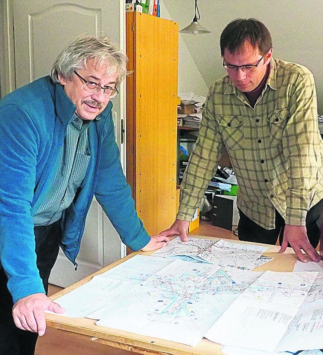 Obecnie Jan (z lewej) i Bartosz Sontowscy pracują nad  projektem przebudowy ul. Piłsudskiego. Tu także będzie rondo 