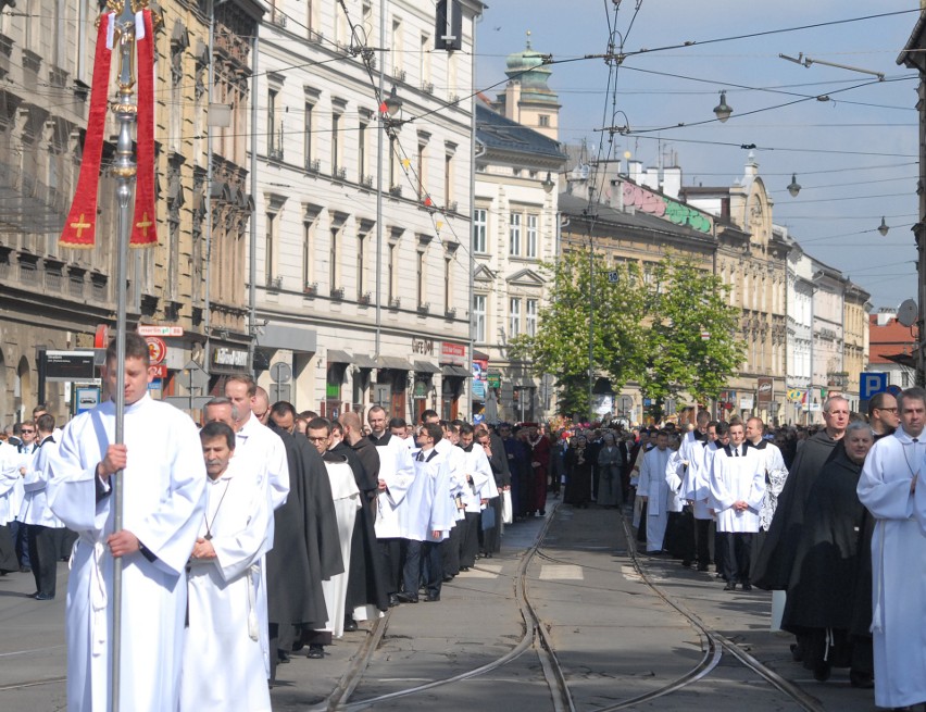Kraków. Tysiące wiernych na procesji ku czci św. Stanisława [ZDJĘCIA, WIDEO]