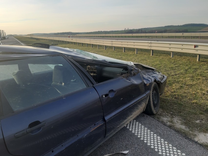 Dachowanie na autostradzie A4 w Chłopicach koło Jarosławia. 2 osoby są ranne