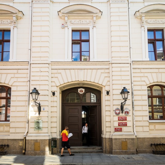 Bydgoscy radni od dawna obradują w trybie zdalnym, na sali jest zaledwie kilka osób.