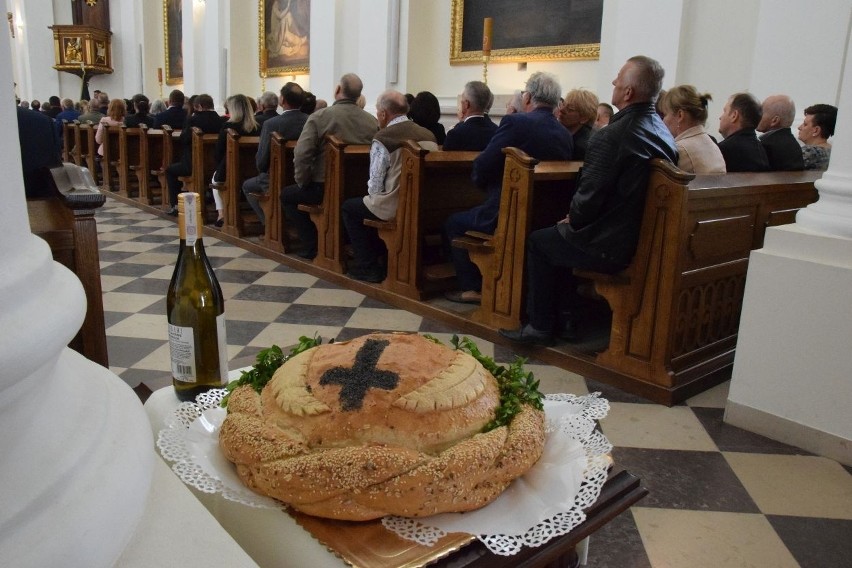 25-lecie Świętokrzyskiej Izby Rolniczej. Msza na Świętym Krzyżu ze wzruszającym przekazaniem chleba. Zobacz zdjęcia i wideo 