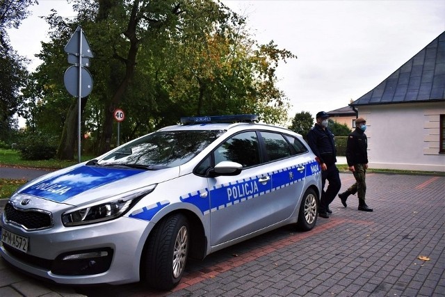 Mandaty za brak maseczek w województwie podlaskim. Policja wystawia też pouczenia i wnioski do sądu o ukaranie!