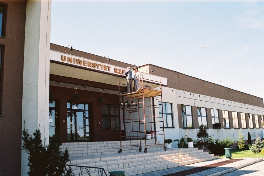 2001 r. Zmiana szyldu na budynku uczelni.
