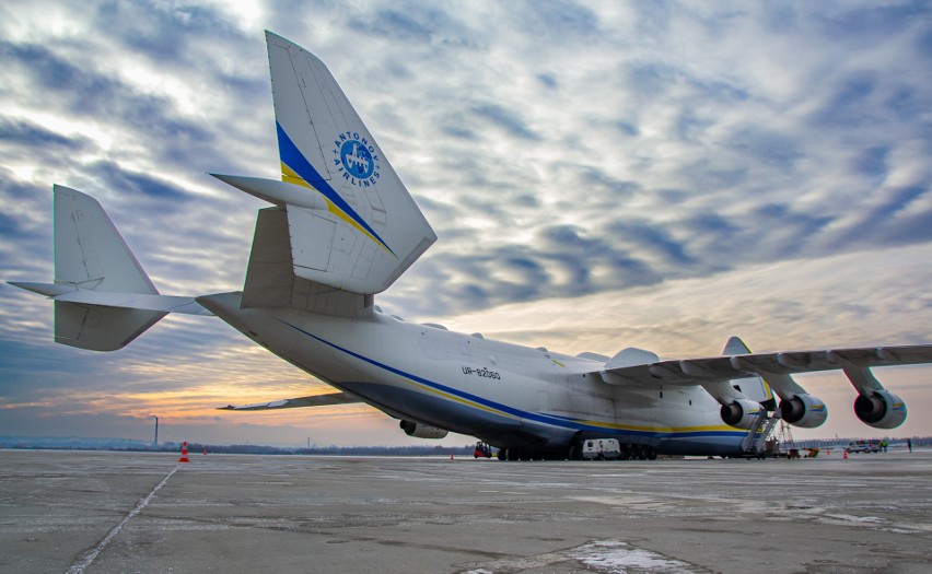 Historyczna chwila w Jasionce pod Rzeszowem. An-225 Mriya i An-124 Rusłan jednocześnie na płycie lotniska [ZDJĘCIA]
