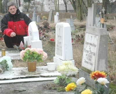 - Pochowano tu sześciu chłopców, którzy zginęli w lutym 1945 r. Mieli od 13 do 15 lat - mówi regionalista Antoni Taczanowski