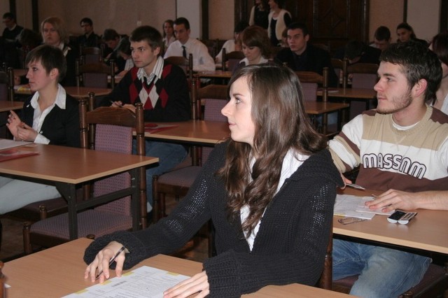 Uczniowie ZSO nr 1 w Chełmnie otrzymali arkusze z zadaniami punktualnie o godz. 9. Obawiali się, czy zdażą wyliczyć wszystkie.
