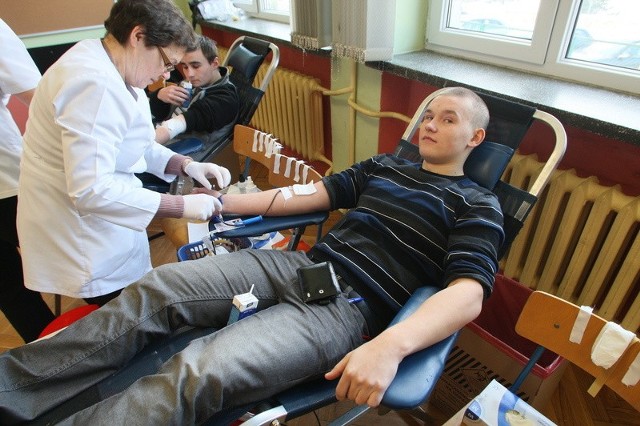 Dominik Liwocha, uczeń  klasy III pierwszy raz oddaje krew.
