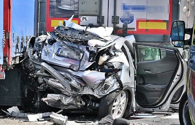 To cud, że nikt nie zginął podczas karambolu na skrzyżowaniu ul. Mroteckiej z DK nr 10 w Nakle. Z osobowej toyoty została tylko kupa złomu