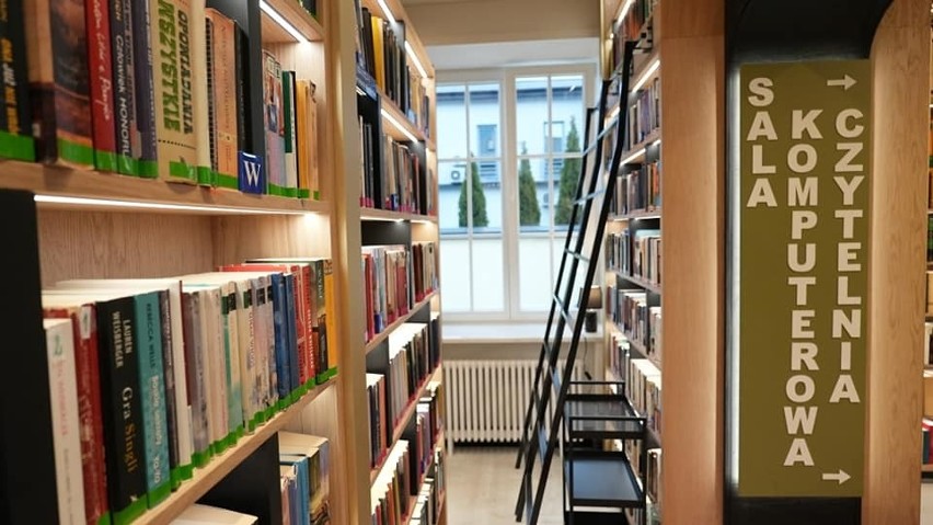 Biblioteka w Kozienicach została otwarta po remoncie. Cały budynek został pięknie odnowiony. Zobaczcie zdjęcia
