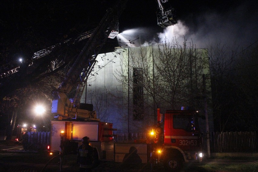 Pożar na Syrokomli. Płonął dach dwupiętrowego domu [ZDJĘCIA+FILM]