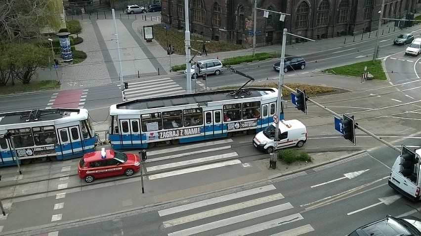 Wrocław: Zepsuty tramwaj blokował torowisko na Kazimierza Wielkiego (ZOBACZ)