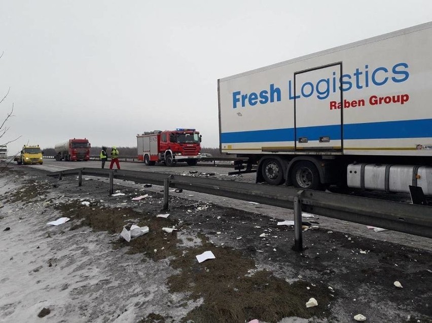 Wypadek na DK 1 koło Radomska. Ciężarówka zderzyła się z busem. Ranni [ZDJĘCIA]