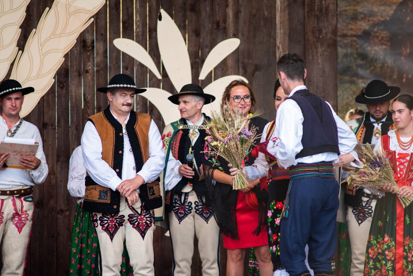 Zakopane. Góralskie zespoły porwały publiczność na koncercie inauguracyjnym Międzynarodowego Festiwalu Folkloru Ziem Górskich 